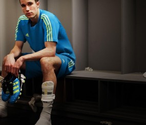 在线体育博彩-闪电双响！利物浦开场5分钟撕碎巴萨，诺坎普防线为何形同虚设？诺坎普防线开场5分钟遭利物浦闪电双响击穿