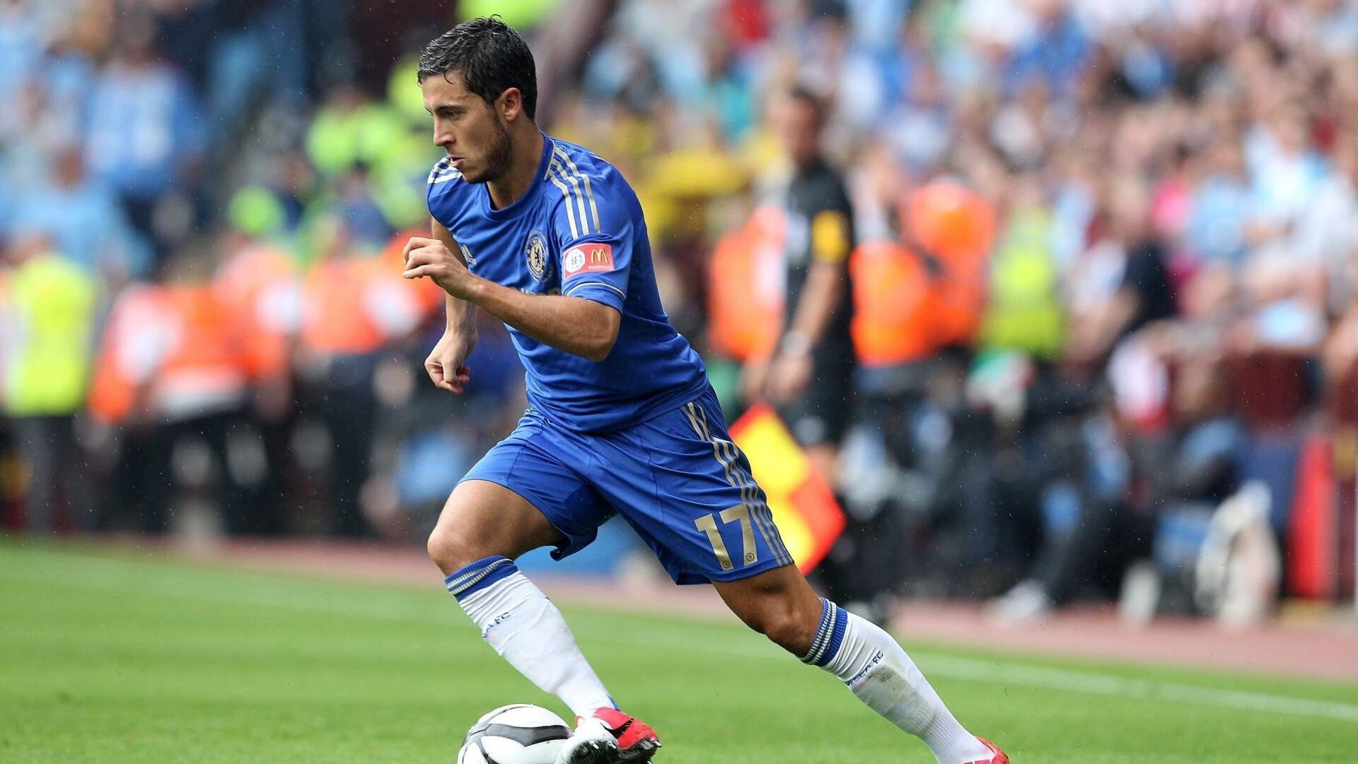 绿茵场上的情绪火山，当阿贾克斯的咆哮遇上阿森纳的摔瓶，咆哮与摔瓶，当阿贾克斯的激情冲撞阿森纳的怒火